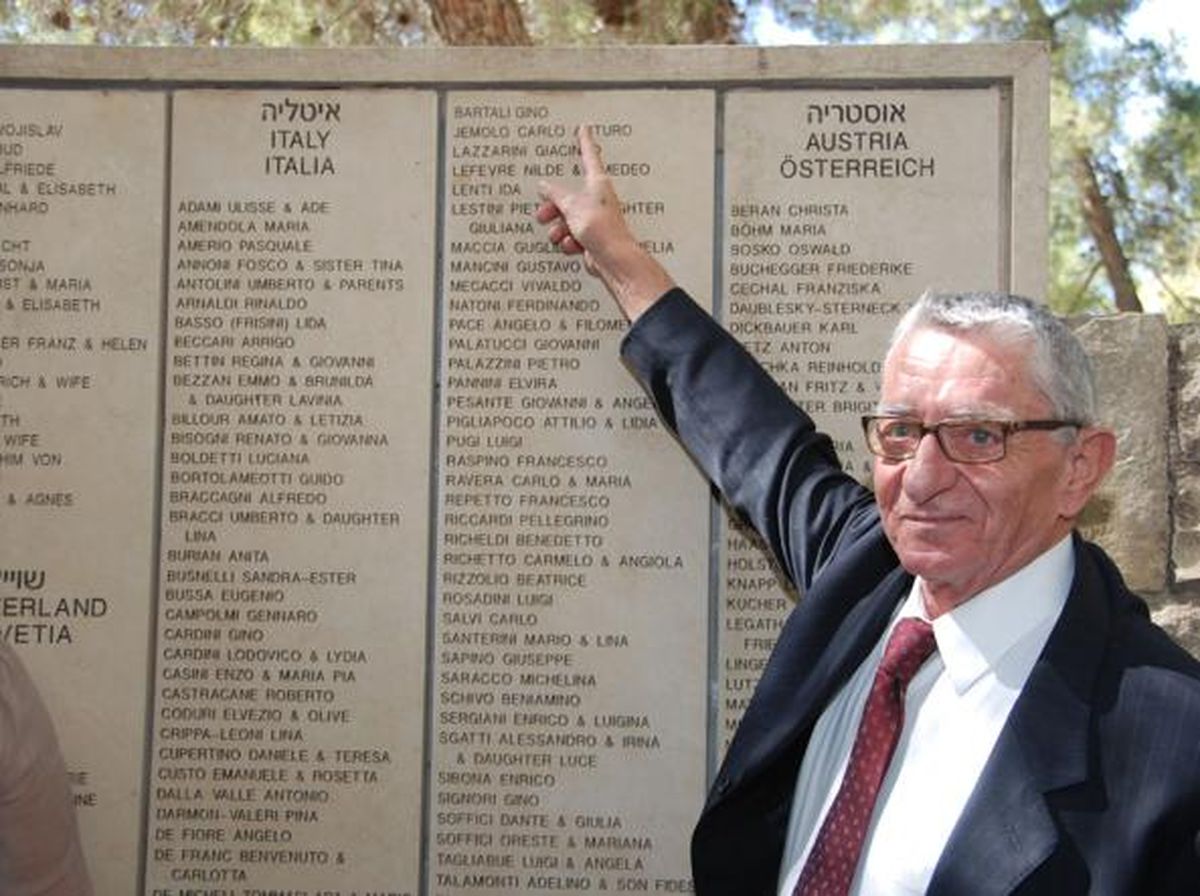 Desde el 23 de septiembre de 2013, Gino Bartali es reconocido por el Museo de la Historia del Holocausto Yad Vashem, en Jerusalén, estado de Israel, como Justo entre las Naciones. En la foto, Andrea, su hijo mayor (fallecido el 22 de junio de 2017, a los 75 años), señala el nombre de su padre en la lista de los italianos distinguidos por esta institución.