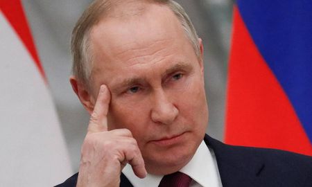 Putin le pidió a los militares ucranianos que tomen el poder en su país. Putin le pidió a los militares ucranianos que tomen el poder en su país.
