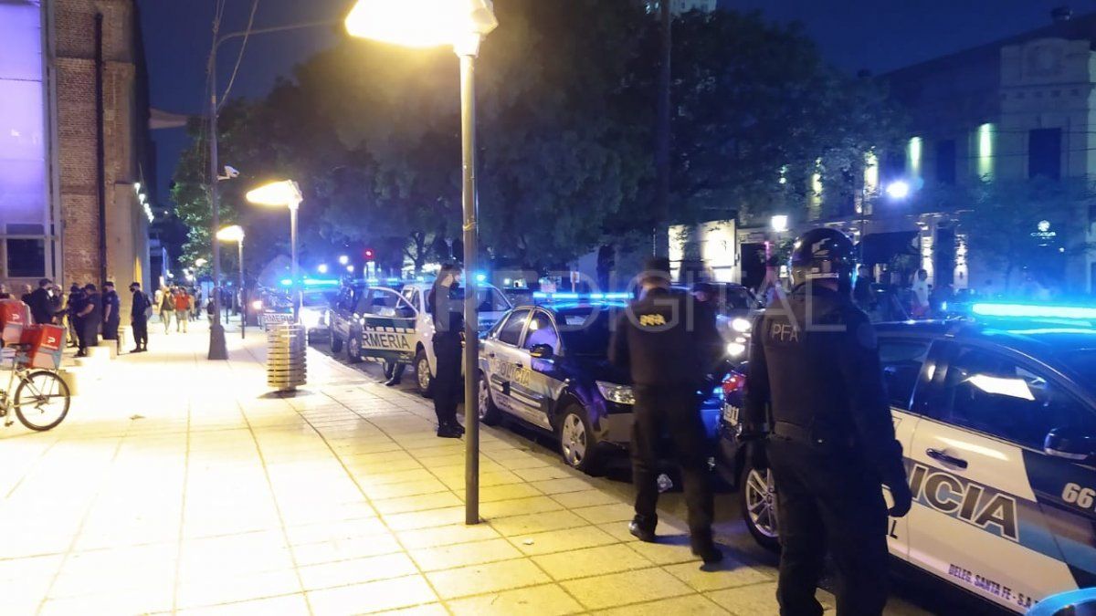 Una gran cantidad de móviles se estacionaron en Bulevar y Rivadavia.&nbsp;