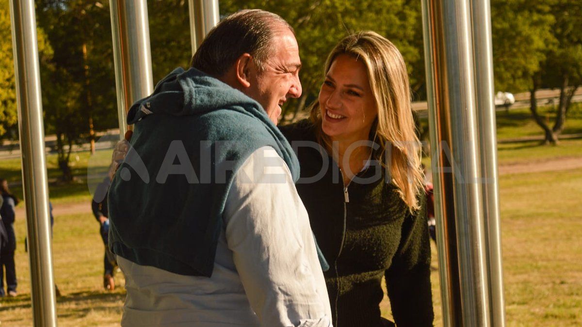 Juas Pablo Poletti y Carolina Losada estuvieron charlando “un largo rato”, según fuentes allegadas a AIRE.