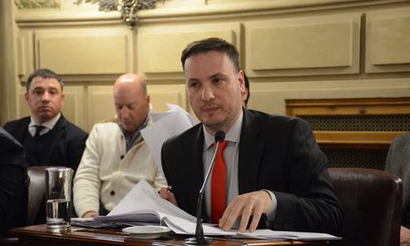 El senador Lisandro Enrico fue mencionado por el abogado del zar del juego clandestino, Luis Rossini, como uno de los senadores que habría cobrado coimas. El senador Lisandro Enrico fue mencionado por el abogado del zar del juego clandestino, Luis Rossini, como uno de los senadores que habría cobrado coimas.