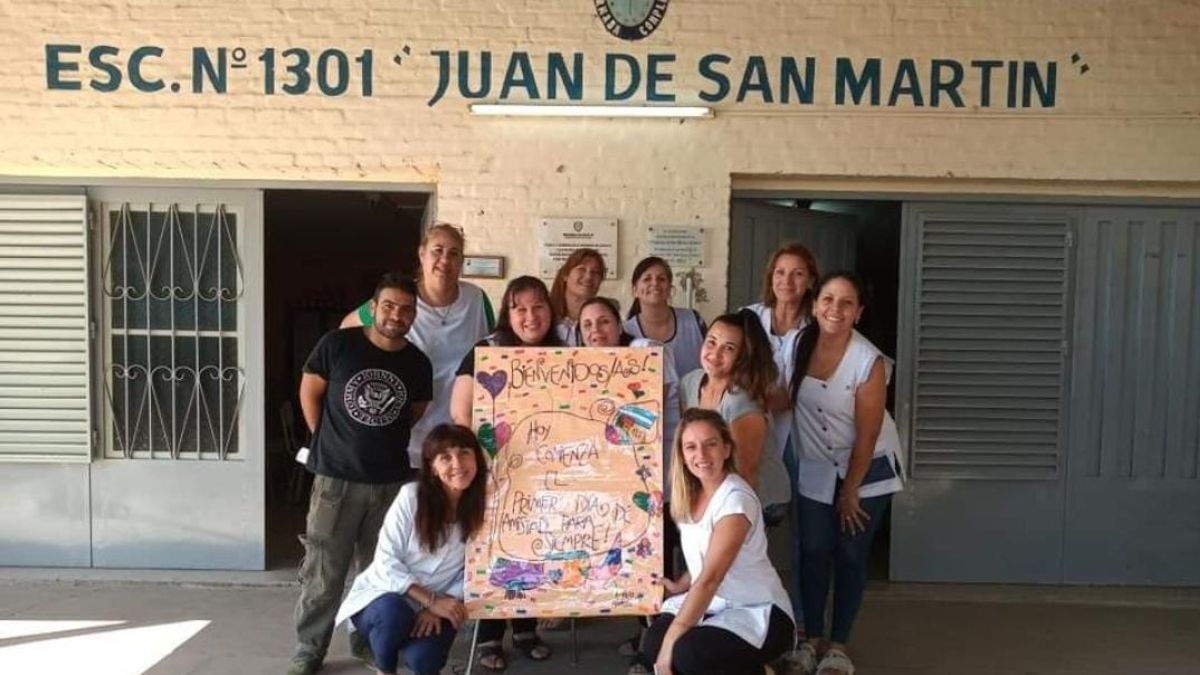 La escuela N°1301 “Juan de San Martín” está ubicada en zona rural, a pocos kilómetros del centro de Santo Tomé. La escuela N°1301 “Juan de San Martín” está ubicada en zona rural, a pocos kilómetros del centro de Santo Tomé.