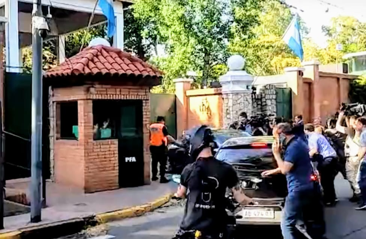 Así llegaba Milei a Olivos. Así llegaba Milei a Olivos.