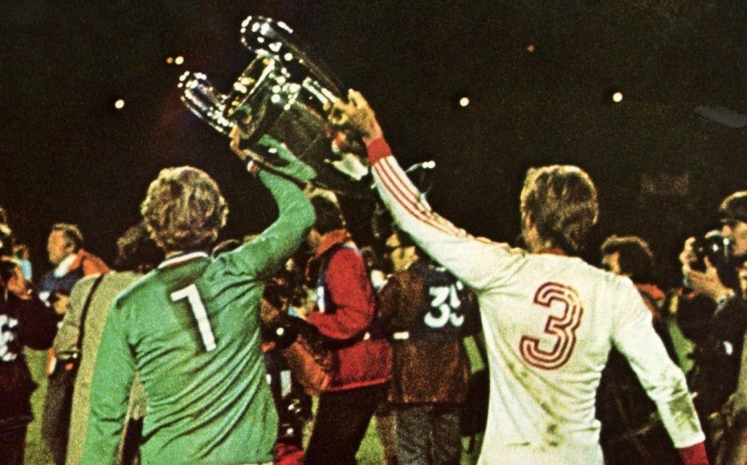 Los jugadores teutones levantan la Copa de Europa de 1976