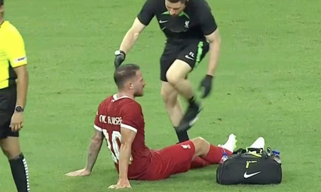 El mediocampista argentino Alexis Mac Allister sufrió hoy un golpe en la pierna izquierda. El mediocampista argentino Alexis Mac Allister sufrió hoy un golpe en la pierna izquierda.