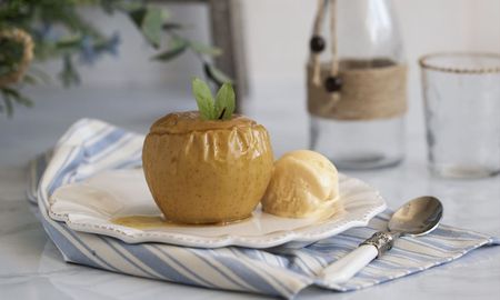 Manzanas asadas con helado y canela para comer de postre. Manzanas asadas con helado y canela para comer de postre.
