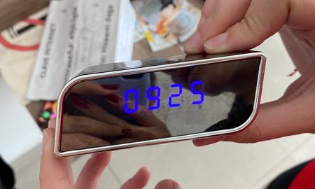 El acusado puso una cámara espía en un reloj digital que fue colocado en el baño del hotel en donde las chicas pararon. El acusado puso una cámara espía en un reloj digital que fue colocado en el baño del hotel en donde las chicas pararon.