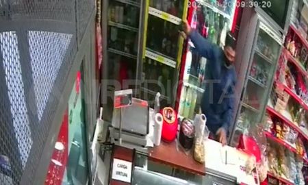 Uno de los ladrones ingresó al local y empuñó un arma, mientras que el otro aguardó afuera en una motocicleta. Uno de los ladrones ingresó al local y empuñó un arma, mientras que el otro aguardó afuera en una motocicleta.