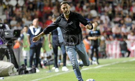 Kily González pateando una pelota tras la frustración de la ineficacia de Unión ante Racing. Kily González pateando una pelota tras la frustración de la ineficacia de Unión ante Racing.