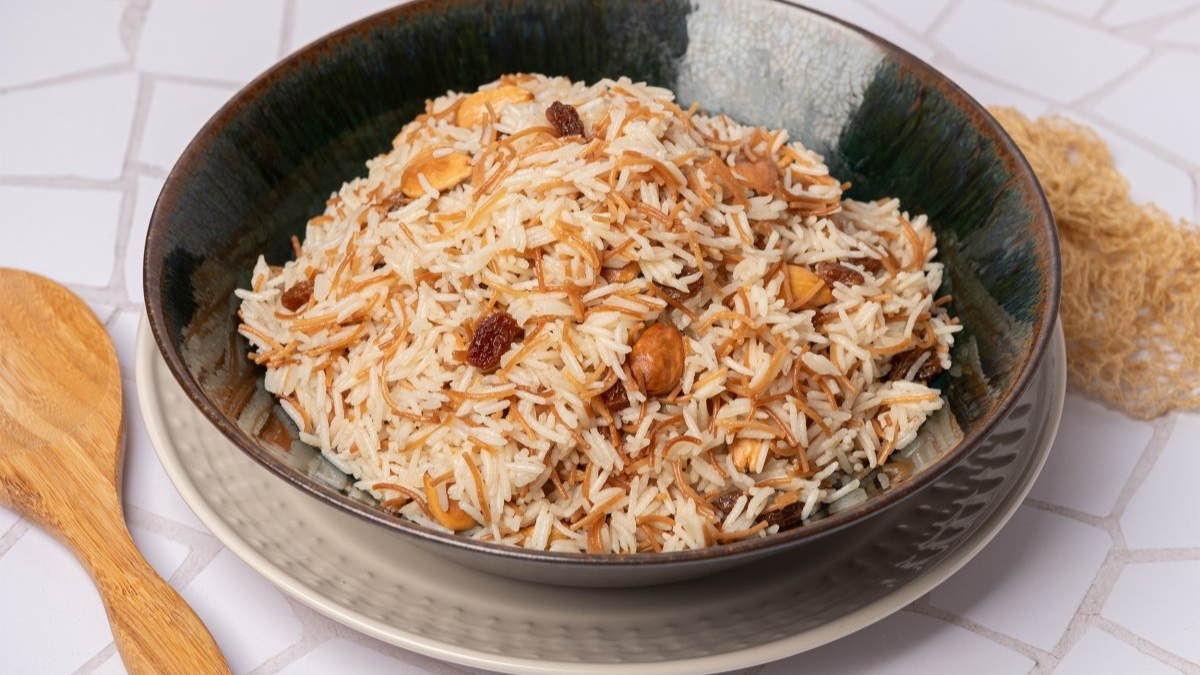Este arroz turco especiado con pollo es una receta rendidora