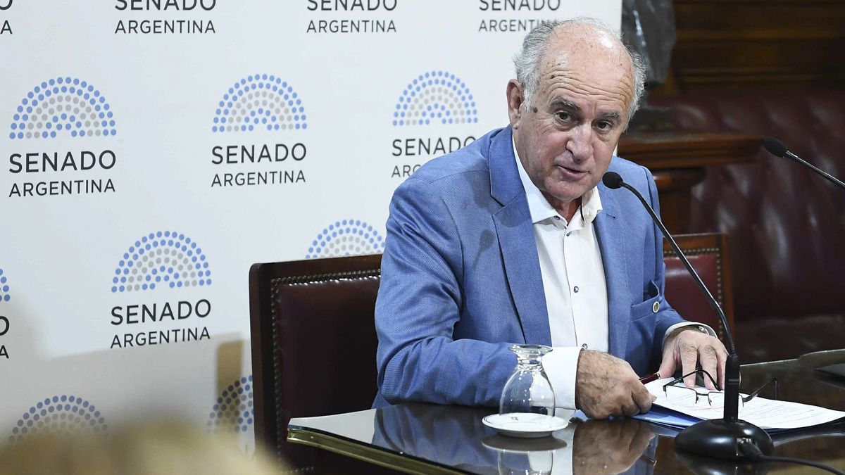 El senador nacional del Frente de Todos Oscar Parrilli pidió que el Gobierno explique por qué otorga pauta pública al Grupo Clarín.