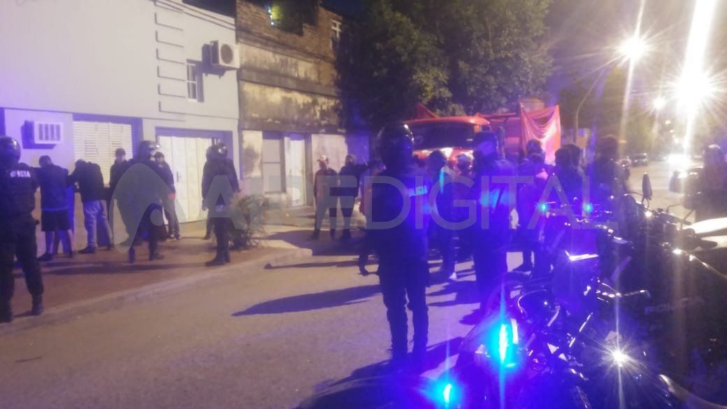 Fueron detenidas 35 personas que iban en el camión.