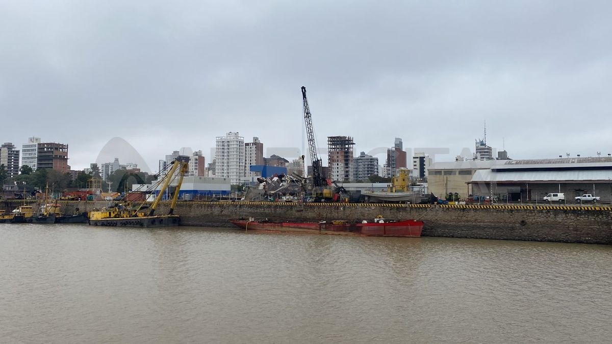 Se conoció qué era la "montaña de chatarra" que se descartó en el Dique I del Puerto de Santa Fe Se conoció qué era la "montaña de chatarra" que se descartó en el Dique I del Puerto de Santa Fe