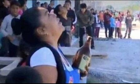 una mujer intento evitar que un hombre se quite la vida ofreciendole una cerveza una mujer intento evitar que un hombre se quite la vida ofreciendole una cerveza