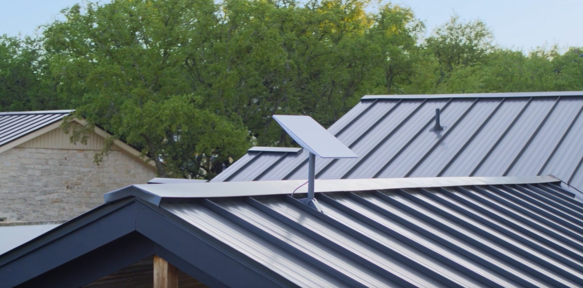 La antena pequeña se coloca en el techo de la vivienda o en el lugar en donde se quiera tener Internet y apunta a los satélites que están en el espacio. De ellos recibe señal de Internet. La antena pequeña se coloca en el techo de la vivienda o en el lugar en donde se quiera tener Internet y apunta a los satélites que están en el espacio. De ellos recibe señal de Internet.