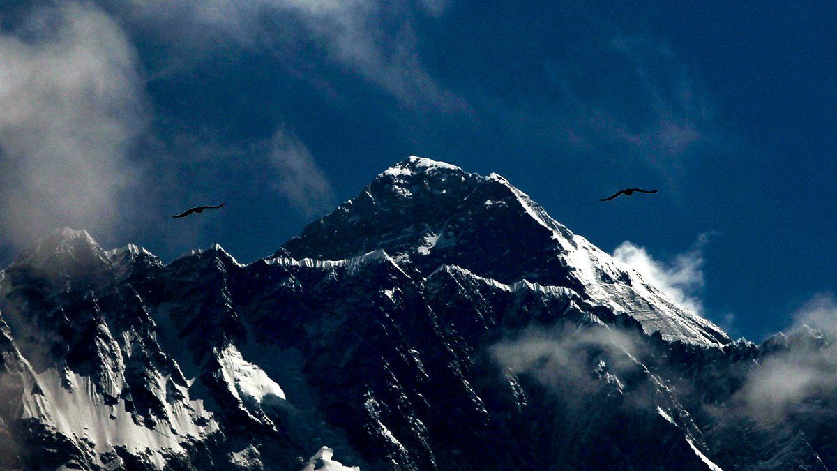 Según las estadísticas, un promedio de cinco personas muere cada año en el Everest.