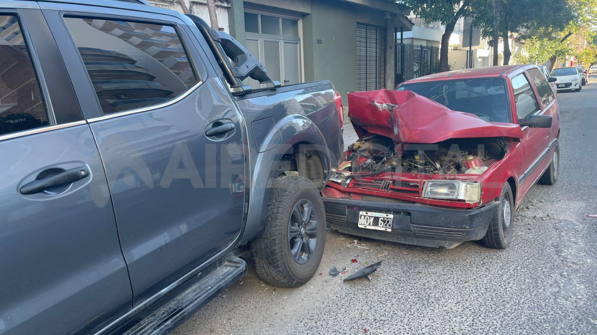 Los conductores del Fiat Uno fueron trasladados al Cullen con heridas.
