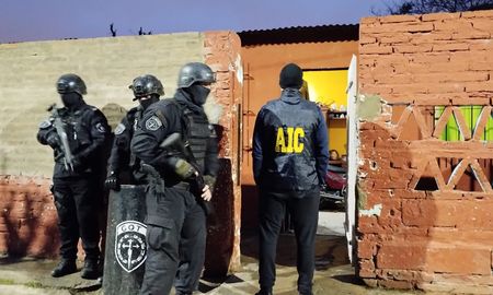 En horas de la madrugada, la policía irrumpió en los domicilios. En horas de la madrugada, la policía irrumpió en los domicilios.