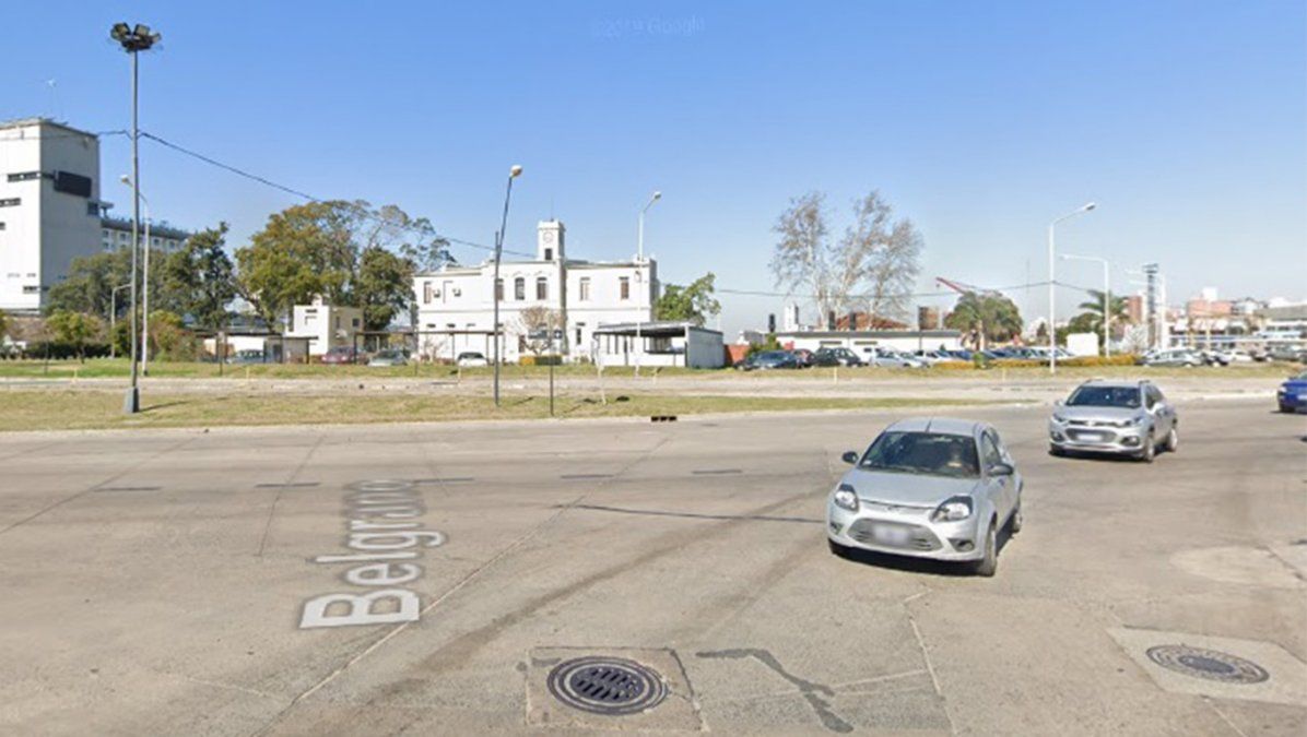 Avenida Alem y Belgrano: un ladrón intentó robarle a otro sus pertenencias del móvil policial.