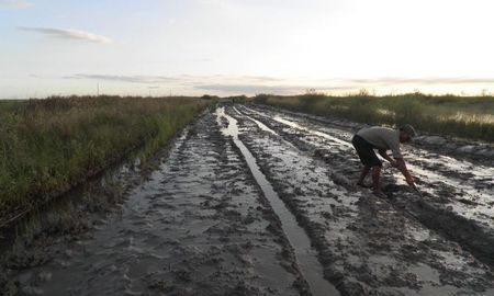 El reclamo es histórico: las comunas cobran una tasa para mantener los caminos pero en muchos lugares las obras no se hacen. El reclamo es histórico: las comunas cobran una tasa para mantener los caminos pero en muchos lugares las obras no se hacen.