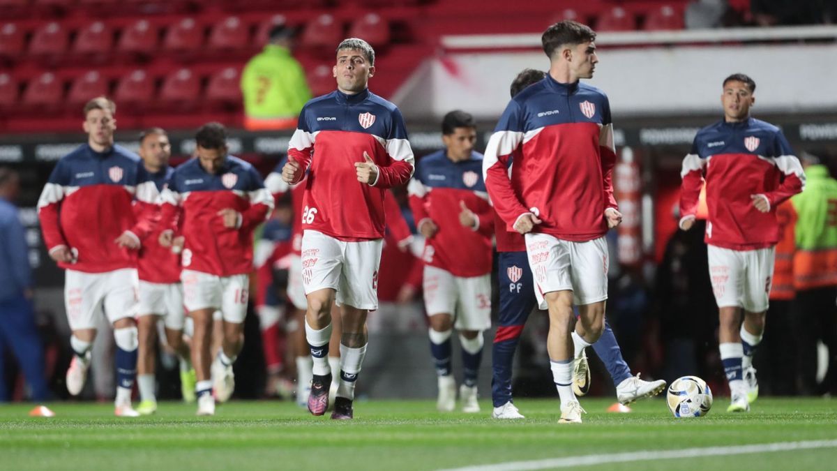 La entrada en calor de los jugadores de Unión ante Argentinos Juniors.