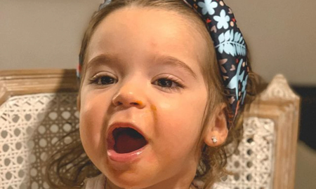 la hija de eugenina tobal poso con un turbante de flores en la cabeza la hija de eugenina tobal poso con un turbante de flores en la cabeza