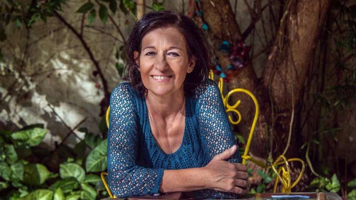 Liliana Bodoc nació en Santa Fe y vivió casi toda su vida en Mendoza. Autora de muchos libros, su obra cúlmine es la trilogía conocida como La Saga de los Confines. Liliana Bodoc nació en Santa Fe y vivió casi toda su vida en Mendoza. Autora de muchos libros, su obra cúlmine es la trilogía conocida como La Saga de los Confines.