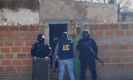 Un hombre y una mujer fueron detenidos este sábado en la ciudad de Santo Tomé por venta de drogas. Se trata de dos personas de 24 y 27 años, quienes fueron identificados por infracción a la ley 23.737. Un hombre y una mujer fueron detenidos este sábado en la ciudad de Santo Tomé por venta de drogas. Se trata de dos personas de 24 y 27 años, quienes fueron identificados por infracción a la ley 23.737.