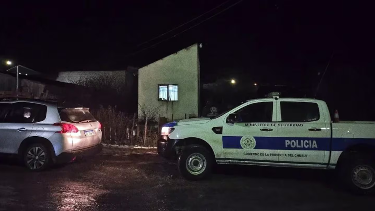 Se reunió con sus amigos y fue asesinado a puñaladas. Se reunió con sus amigos y fue asesinado a puñaladas.