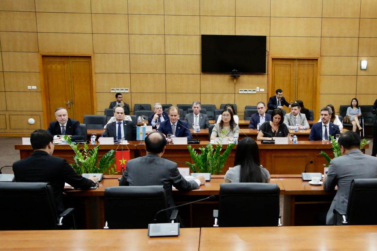 El gobernador de Entre Ríos, Gustavo Bordet, y el secretario general del Consejo Federal de Inversiones, Ignacio Lamothe, también participaron de la misión de la Región Centro a Vietnam.