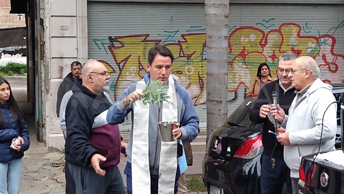 El sacerdote Matías Vecino bendijo a los taxistas y sus coches antes de la marcha.