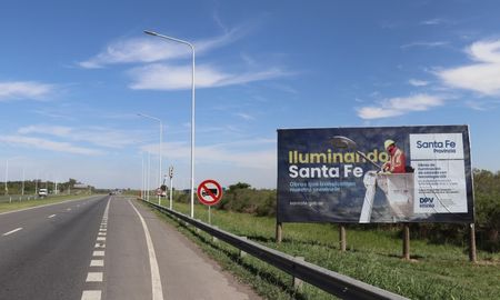 Avanzan las obras de iluminación en la Autopista Santa Fe - Rosario. Avanzan las obras de iluminación en la Autopista Santa Fe - Rosario.
