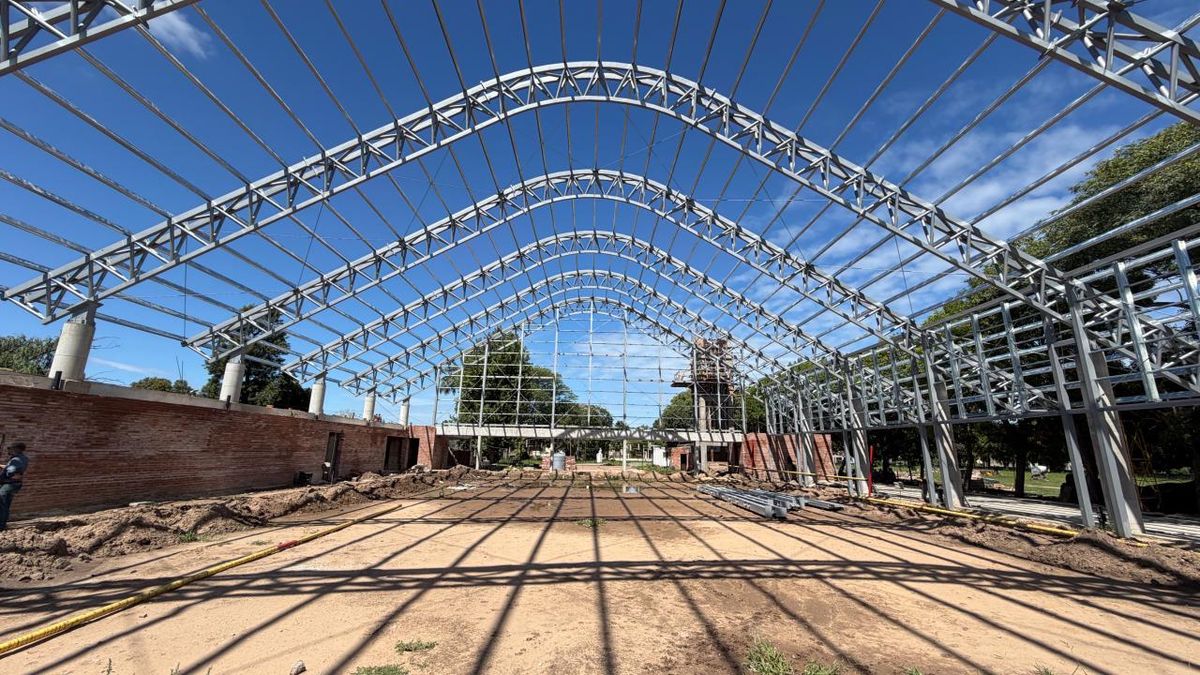 Las obras del Gobierno Provincial no paran: en Coronda ya asoman las columnas para el nuevo gimnasio del CEF N° 22. Las obras del Gobierno Provincial no paran: en Coronda ya asoman las columnas para el nuevo gimnasio del CEF N° 22.