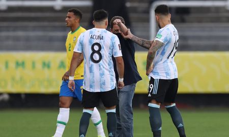 Una invasión al campo de juego de autoridades sanitarias provocó la suspensión del partido entre Brasil y Argentina. Una invasión al campo de juego de autoridades sanitarias provocó la suspensión del partido entre Brasil y Argentina.