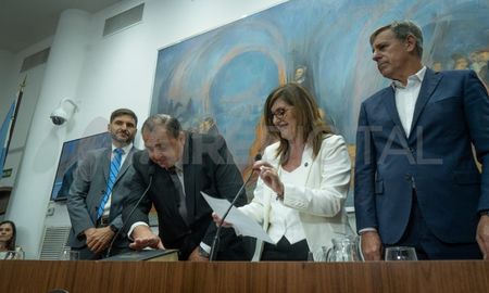 Juan Pablo Poletti asumió como el nuevo intendente de la ciudad de Santa Fe. Juan Pablo Poletti asumió como el nuevo intendente de la ciudad de Santa Fe.