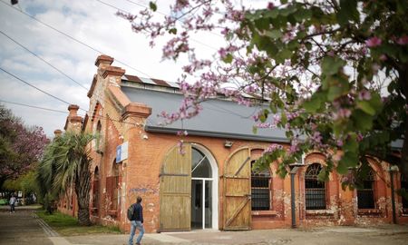 Los trabajos se concretaron con inversión y mano de obra propia del municipio, en pos de revalorizar el edificio y frenar su deterioro. Entre otras tareas, se cambiaron los vidrios, se arreglaron los zócalos para detener la humedad y se completaron trabajos de pintura. Posteriormente se trasladó el mobiliario necesario para que las áreas sitúen a su personal. Los trabajos se concretaron con inversión y mano de obra propia del municipio, en pos de revalorizar el edificio y frenar su deterioro. Entre otras tareas, se cambiaron los vidrios, se arreglaron los zócalos para detener la humedad y se completaron trabajos de pintura. Posteriormente se trasladó el mobiliario necesario para que las áreas sitúen a su personal.
