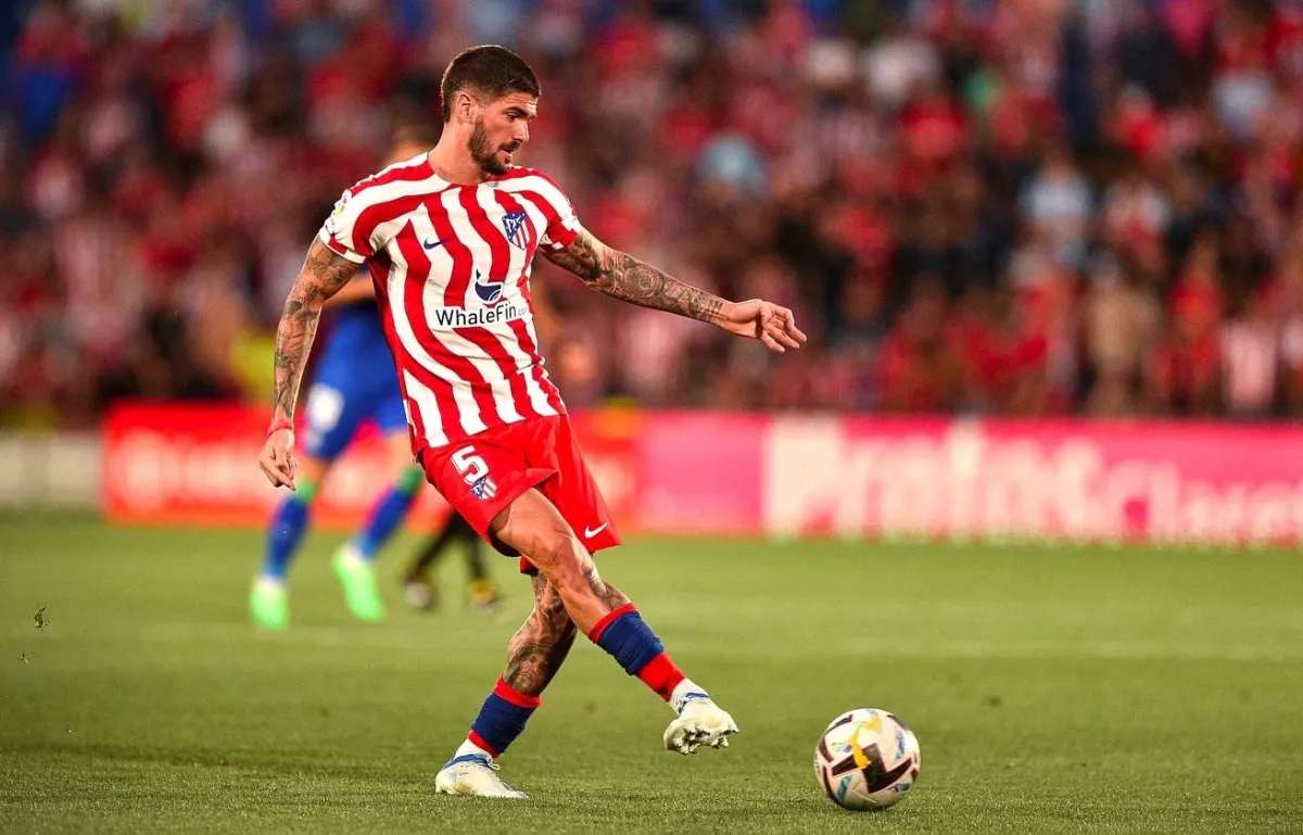 Rodrgio De Paul se desgarró y se perderá el clásico de este sábado entre Atlético de Madrid y Real Madrid.