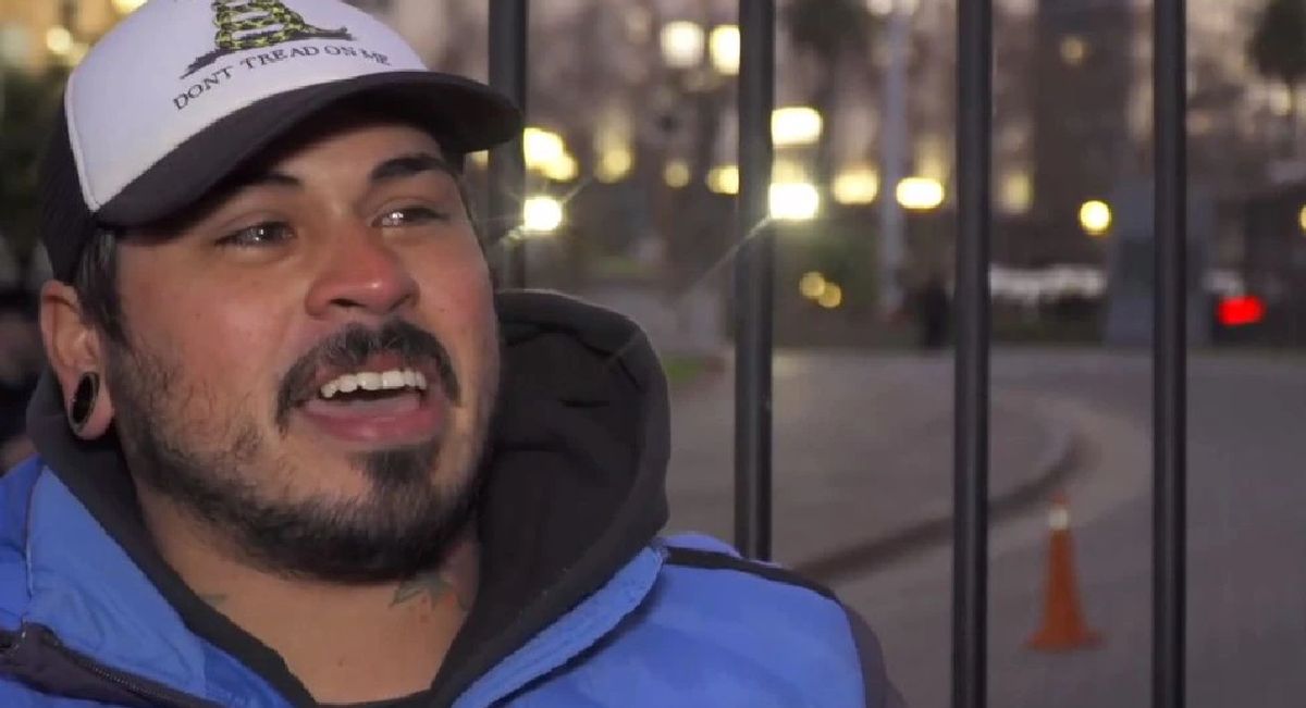 Fue a protestar a la jura de Massa y después contó entre lágrimas: Vivo con la soga al cuello