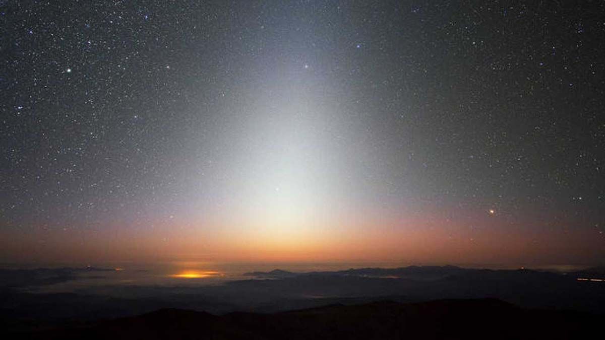 Mirando hacia el cielo nocturno justo antes del amanecer o después del anochecer