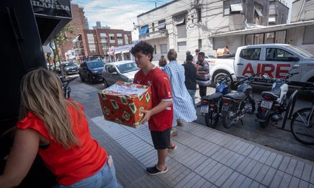 El pasamanos en la puerta de AIRE: una postal que se repite cada vez más ante la solidaridad de Santa Fe. El pasamanos en la puerta de AIRE: una postal que se repite cada vez más ante la solidaridad de Santa Fe.