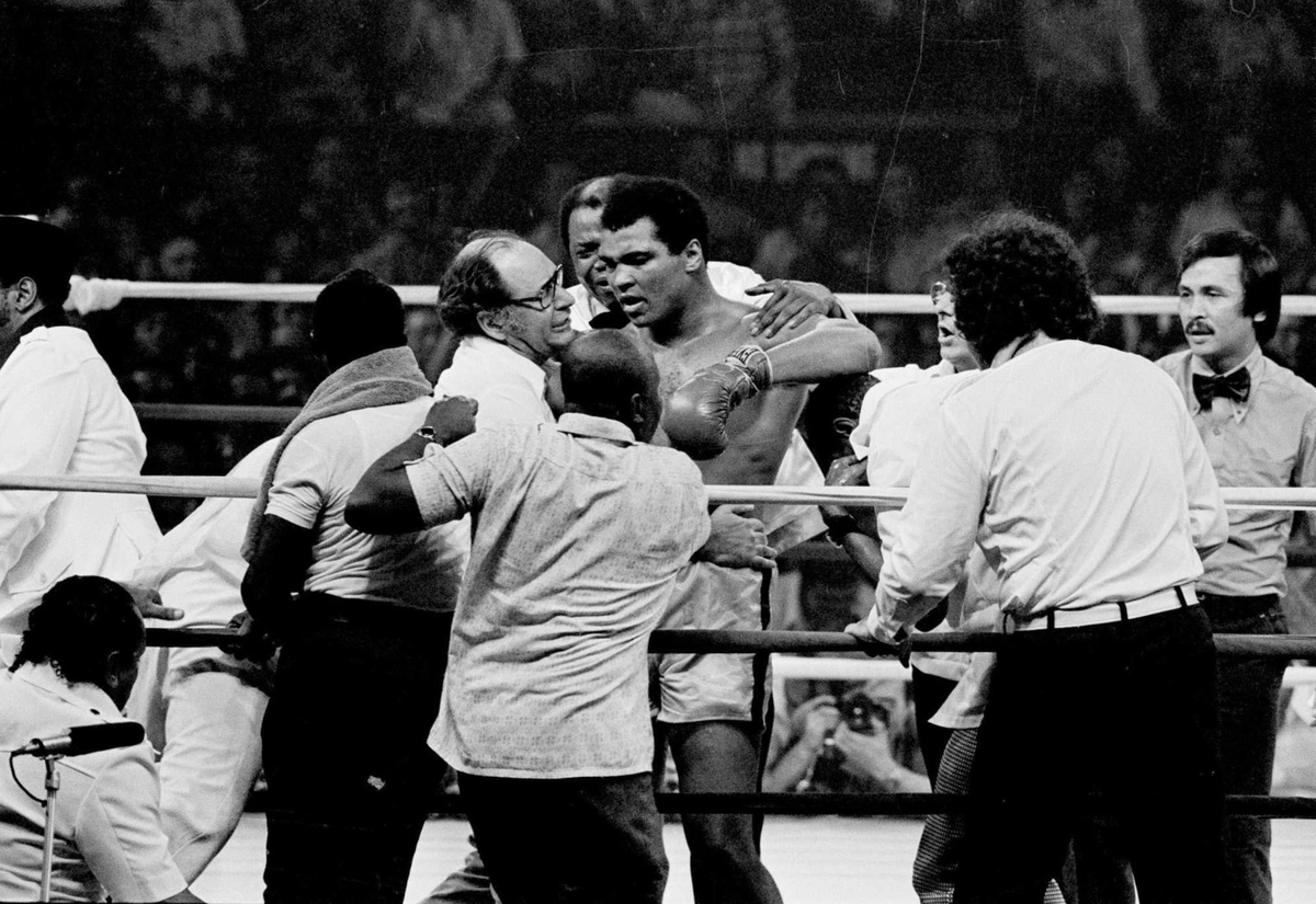 Sorprendido por el abandono de su rival, Angelo Dundee le pidió a Ali que se parara: por el solo hecho de hacerlo y levantar su brazo en señal de victoria, se llevó el triunfo por KOT 14. El Más Grande (en la foto, sostenido por su médico personal, el doctor Ferdie Pacheco, de anteojos) no tuvo fuerzas para festejar y se desplomó sobre la lona del ring. Sorprendido por el abandono de su rival, Angelo Dundee le pidió a Ali que se parara: por el solo hecho de hacerlo y levantar su brazo en señal de victoria, se llevó el triunfo por KOT 14. El Más Grande (en la foto, sostenido por su médico personal, el doctor Ferdie Pacheco, de anteojos) no tuvo fuerzas para festejar y se desplomó sobre la lona del ring.
