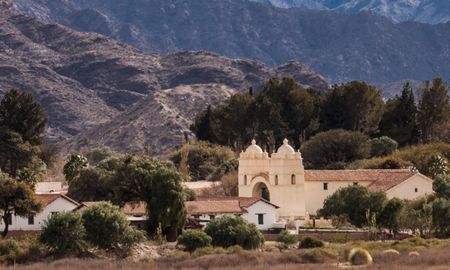 El Criadero de Vicuñas “Coquena” impulsa el uso responsable de fibras naturales, permitiendo que las tejedoras locales elaboren ponchos y barracanes con técnicas que datan de tiempos precolombinos. El Criadero de Vicuñas “Coquena” impulsa el uso responsable de fibras naturales, permitiendo que las tejedoras locales elaboren ponchos y barracanes con técnicas que datan de tiempos precolombinos.