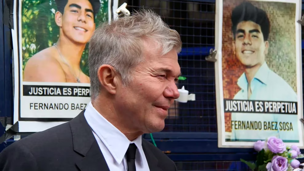 El abogado Fernando Burlando, quien representa a los padres de Fernando Báez Sosa en el juicio, dijo esta tarde que están “conformes” con el alegato de la fiscalía y adelantó que durante la exposición de particular damnificado habrá “alguna otra sorpresa más”.