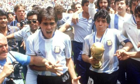 Pedro Pasculli y Diego Maradona luego de consagrarse campeones en el Mundial de 1986 con la Selección Argentina. Pedro Pasculli y Diego Maradona luego de consagrarse campeones en el Mundial de 1986 con la Selección Argentina.