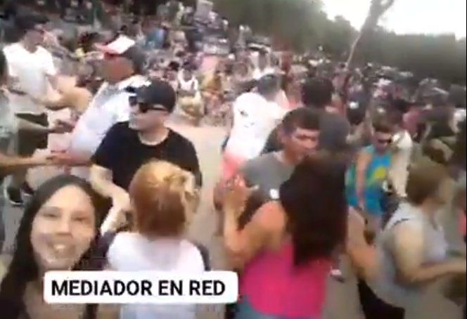 Se viralizaron imágenes de una celebración masiva en la localidad de Villa Larga