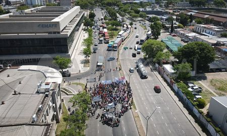 Organizaciones sociales cortaron 27 de Febrero y Salta durante la mañana. Organizaciones sociales cortaron 27 de Febrero y Salta durante la mañana.