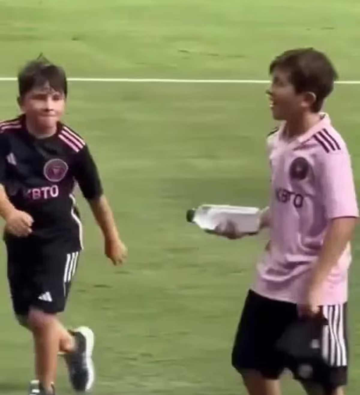 Thiago y Mateo Messi en pleno campo de juego. Thiago y Mateo Messi en pleno campo de juego.