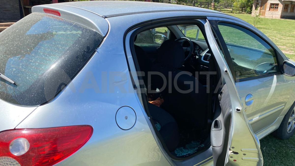 El auto que robó la banda y que luego recibió impactos de bala tras un tiroteo con la policía.