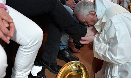 el papa francisco lavo los pies de doce presos