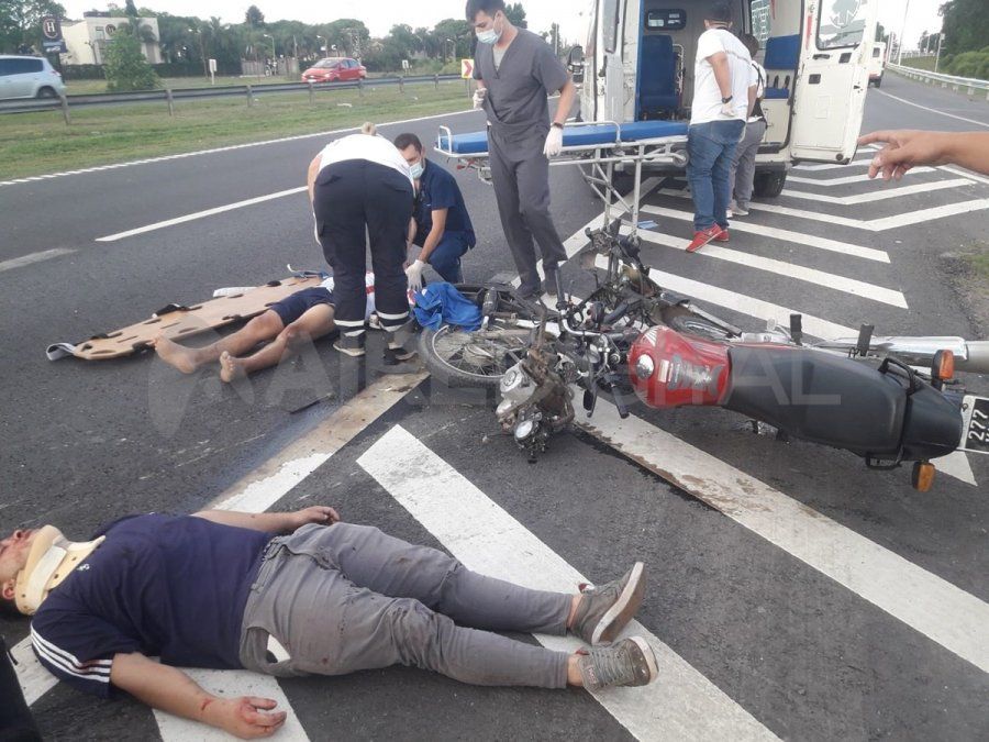 Uno de los adultos resultó inconsciente, otro sufrió heridas leves mientras que el menor fue trasladado.